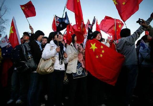 逃出足球场
